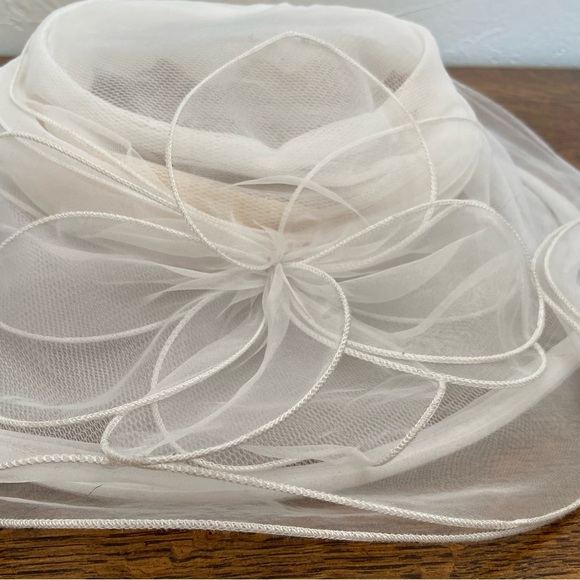 VINTAGE BETMAR NEW YORK TULLE SHEER DERBY FANCY SUN WOMENS WHITE RESORT HAT - Picture 3 of 16